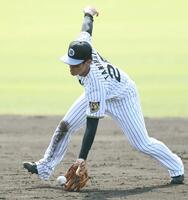 シートノックを受ける谷端（撮影・田中太一）