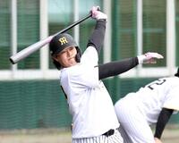 　ロングティーを放つ浜田（撮影・田中太一）