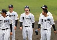 ナインと溶け合う浜田（撮影・田中太一）