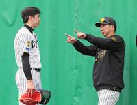 ブルペンでの投球を終えた才木（左）と話しをする藤川監督（撮影・立川洋一郎）
