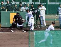 　梅野はバットを折り二ゴロに倒れる（撮影・山口登）