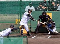 ライブＢＰで阪神・前川右京は阪神イーストン・ルーカスから中前打を放つ＝宜野座（撮影・山口登）