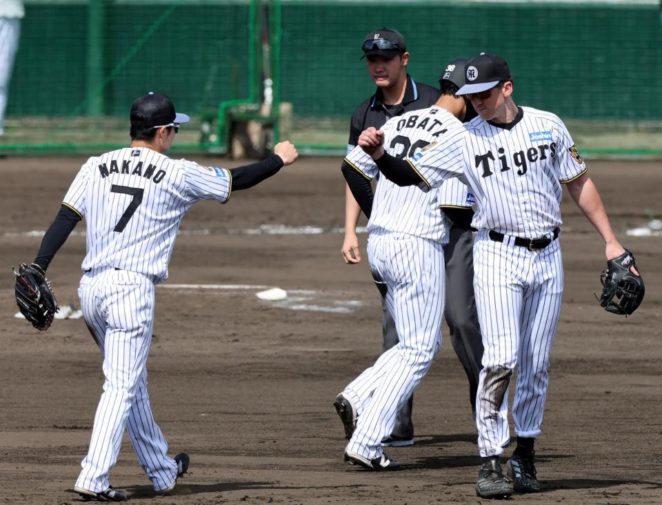 正遊撃手の座を争う中野（左）とディベイニー（１８日）