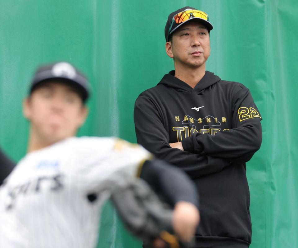 投球練習をする石黒（手前）を見守る藤川監督（撮影・立川洋一郎）