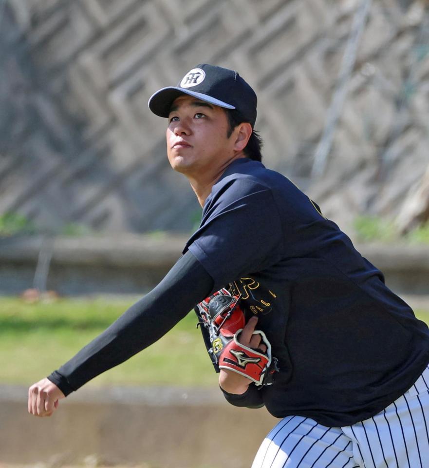 キャッチボールをして汗を流す高橋（撮影・立川洋一郎）