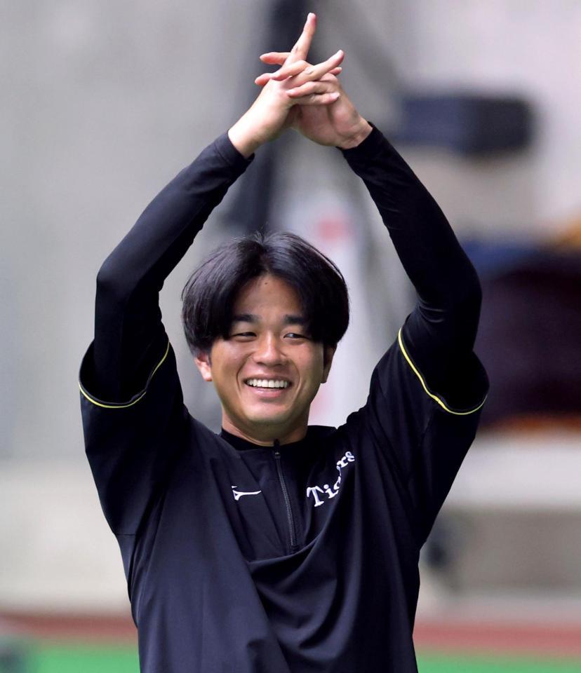 ウオーミングアップをしながら笑顔を見せる高橋（撮影・立川洋一郎）