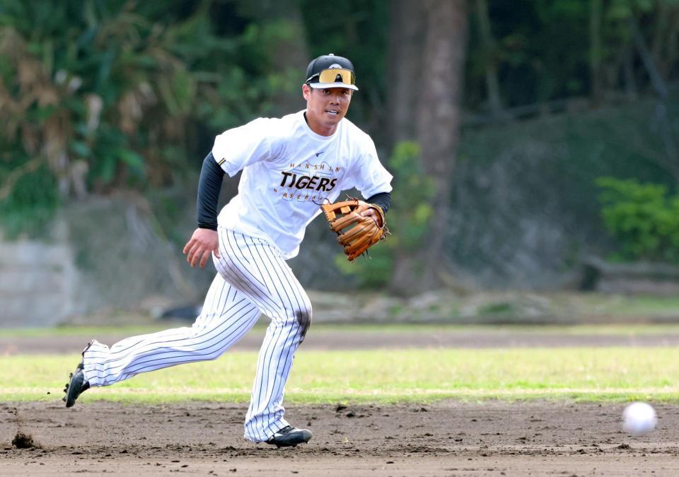 ノックの打球を追う谷端（撮影・立川洋一郎）