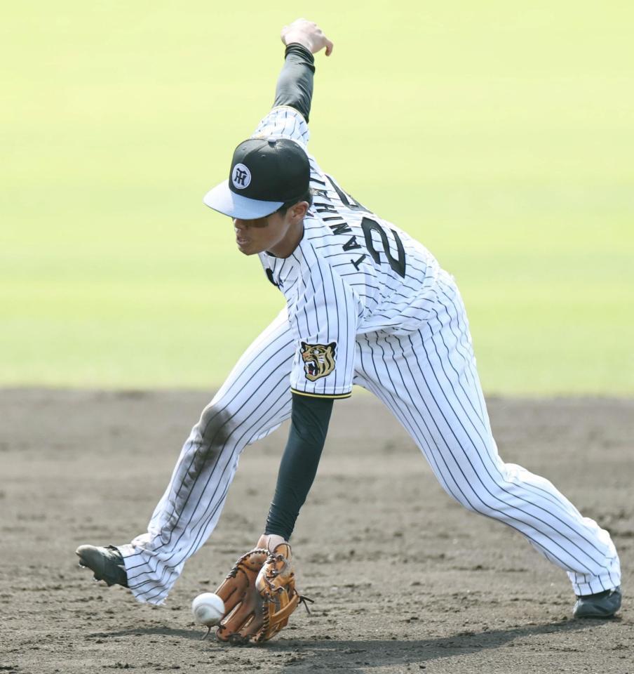 シートノックを受ける谷端（撮影・田中太一）