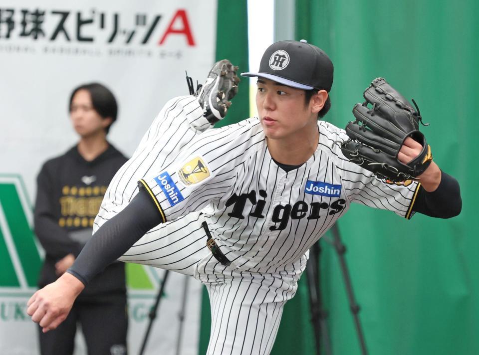 ブルペンで投げ込む石黒（撮影・立川洋一郎）