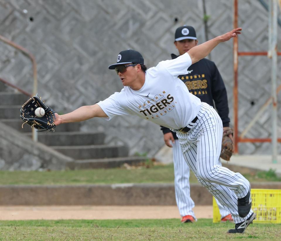 特守でノックの打球に手を伸ばす前川（撮影・立川洋一郎）