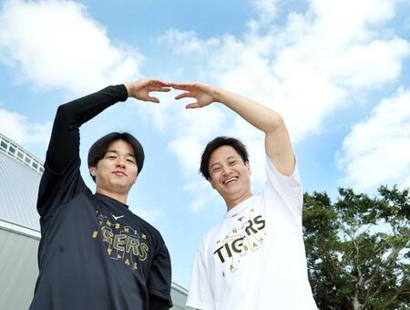 　笑顔でポーズをとる大竹（右）と高橋（撮影・田中太一）