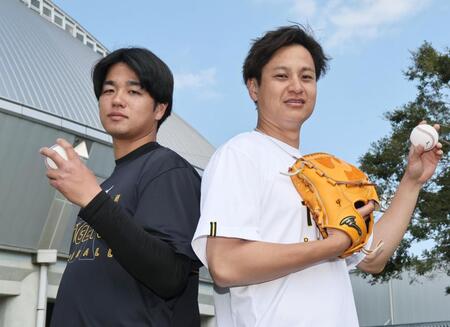 “同級生対談”を終え、ポーズを決める大竹（右）と高橋（撮影・田中太一）