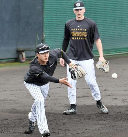 ディベイニー（奥）と一緒にノックを受ける小幡＝１７日