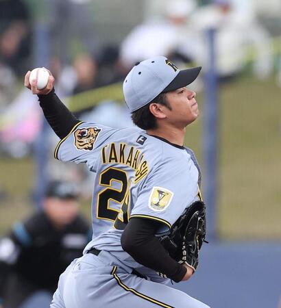 力投する先発の阪神・高橋遥人＝北谷（撮影・西田忠信）