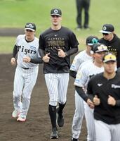 　ナインと一緒にウオーミングアップをするラグズデール