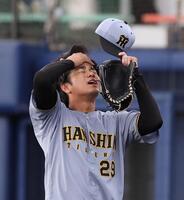 先制を許し悔しそうにベンチに戻る高橋（撮影・西田忠信）