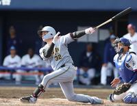 ６回２死二塁、同点打を放つ阪神・浜田太貴＝北谷（撮影・西田忠信）