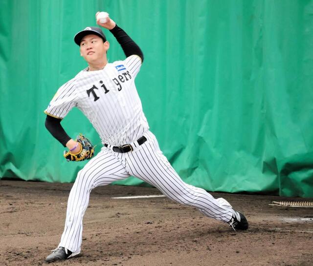 ブルペンで投球練習をする及川