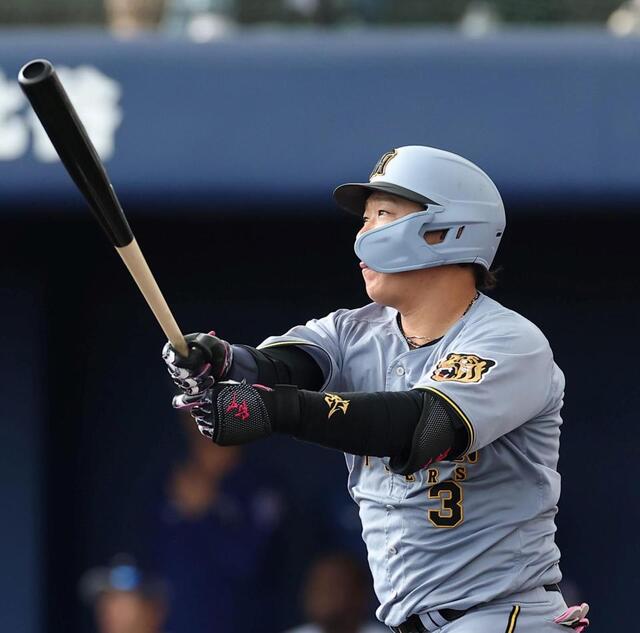 ６回２死、二塁打を放つ阪神・大山悠輔＝北谷（撮影・西田忠信）