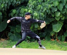 　休日返上でサブグラウンドで投げ込んだ西勇（撮影・坂部計介）