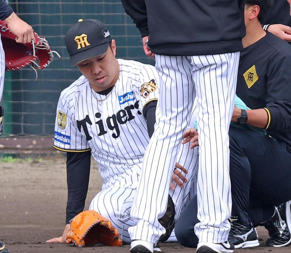 ３回、負傷した左足を気にする石井＝１１日