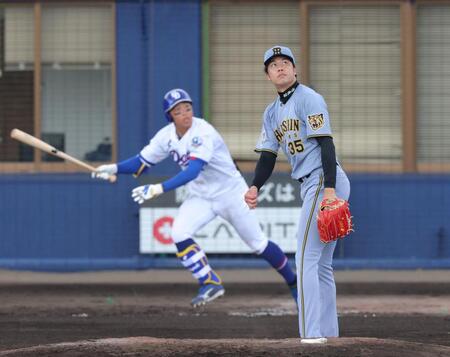 ３回裏中日無死、中日・岡林勇希を左飛に打ち取る阪神・才木浩人＝北谷（撮影・立川洋一郎）