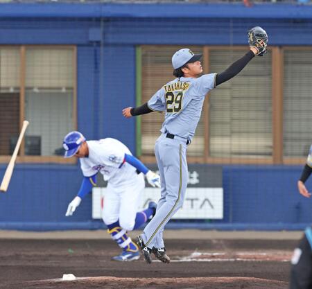 １回裏中日無死、岡林の打球に飛びつく高橋（撮影・立川洋一郎）