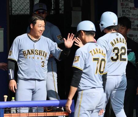 ６回、大山（左）は適時打を放った浜田を笑顔で迎える（撮影・山口登）