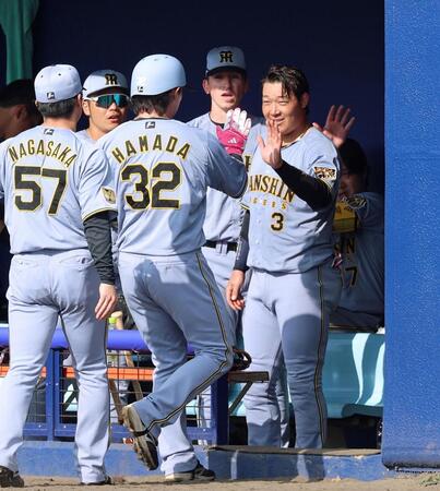 ６回表が終了し、同点適時打を放った浜田（３２）を迎える大山（３）＝撮影・立川洋一郎