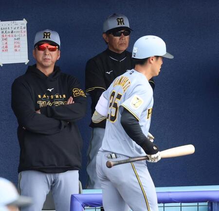 １回、凡退しベンチに戻る谷端（左は藤川監督）＝（撮影・山口登）