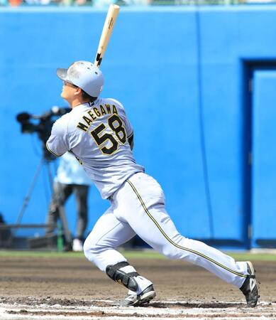 ２回、前川は右越えに本塁打を放つ（撮影・坂部計介）