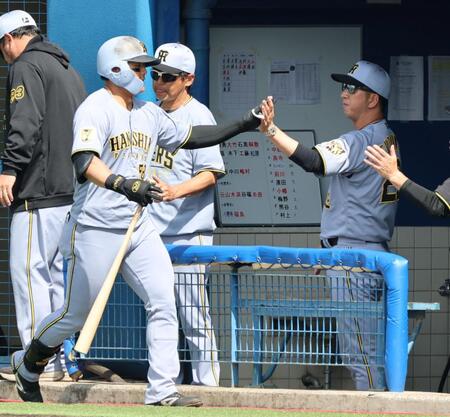 ２回、先制ソロを放った前川を迎える藤川監督（撮影・山口登）