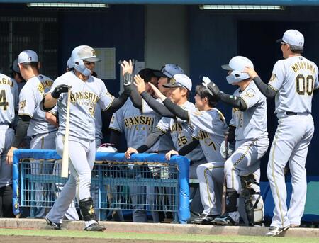 ２回、先制ソロを放った前川はナインの出迎えを受ける（撮影・山口登）