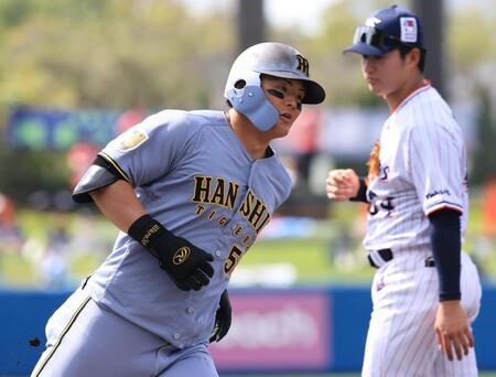 ２回、前川は右越えに本塁打を放ち、三塁をまわる（撮影・坂部計介）