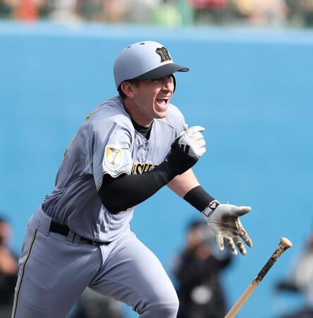 ８回、右前打を放つディベイニー（撮影・西田忠信）