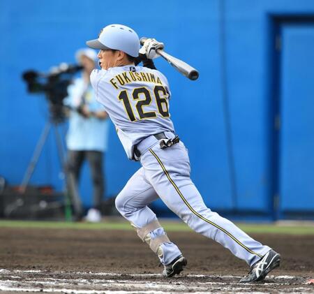 ８回、福島は中前適時打を放つ（撮影・坂部計介）