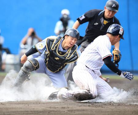 ３回、岩田の打球を高寺が本塁へ好返球、二走・矢野郎をアウトにする（撮影・坂部計介）