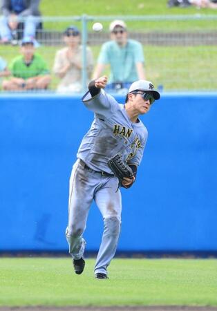 ３回、岩田の打球を高寺が本塁へ好返球、二走・矢野をアウトにする（撮影・坂部計介）