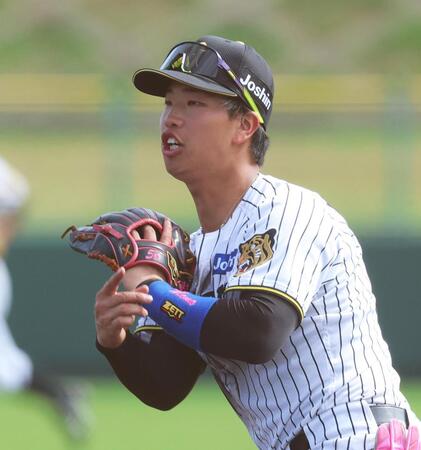 打球を処理するも一塁へ悪送球する百崎（撮影・立川洋一郎）