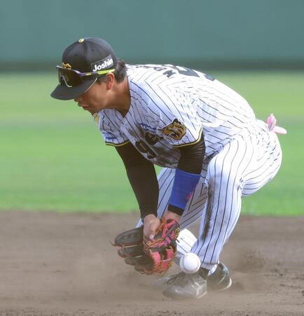 ファンブルする百崎（撮影・立川洋一郎）