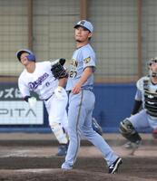 ５回、辻本を右飛に打ち取る伊藤将（撮影・立川洋一郎）