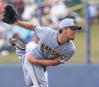 ５回から３番手で登板する伊藤将（撮影・西田忠信）