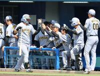 ２回、先制ソロを放った前川はナインの出迎えを受ける（撮影・山口登）