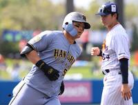 ２回、前川は右越えに本塁打を放ち、三塁をまわる（撮影・坂部計介）