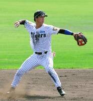 打球に追いつくも一塁へ悪送球する百崎（撮影・立川洋一郎）