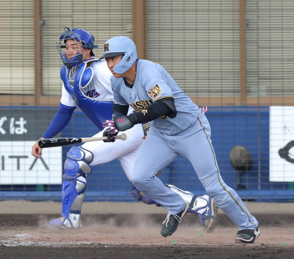 ４回、右前打を放つ大山