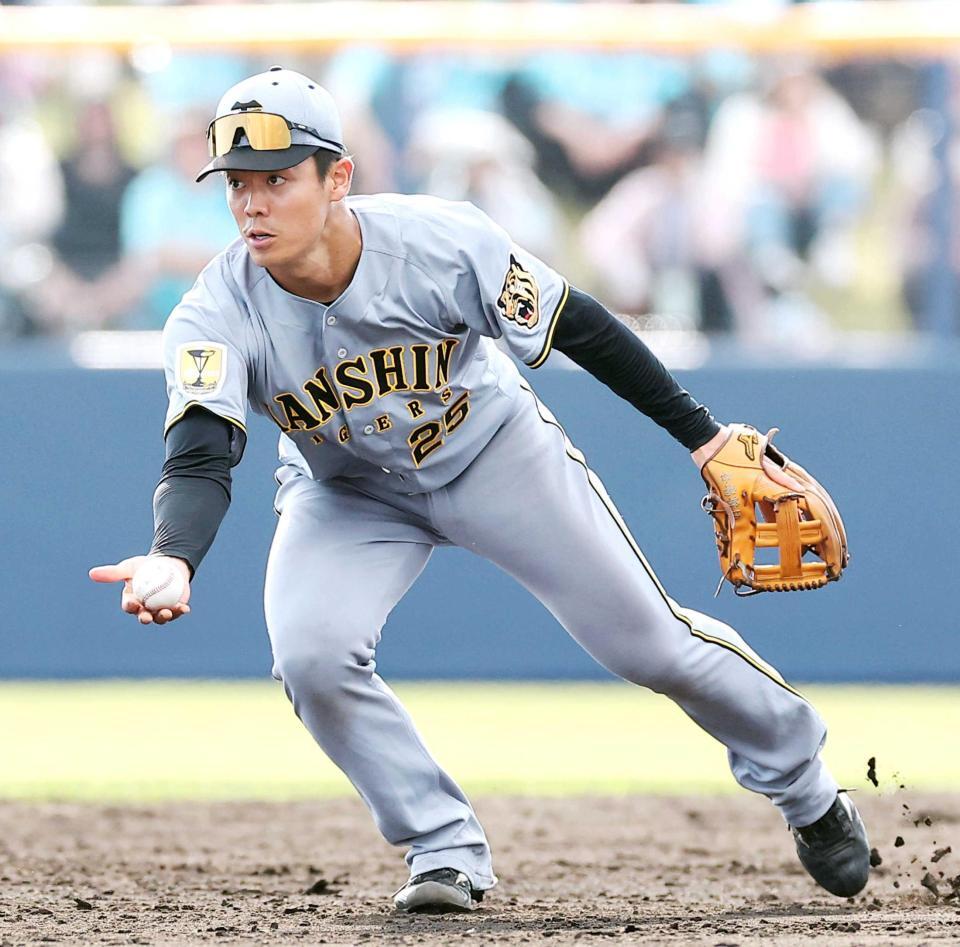 ７回、二塁へトスする谷端