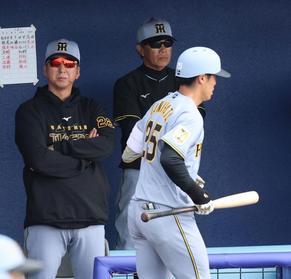 １回、凡退しベンチに戻る谷端（左は藤川監督）＝（撮影・山口登）