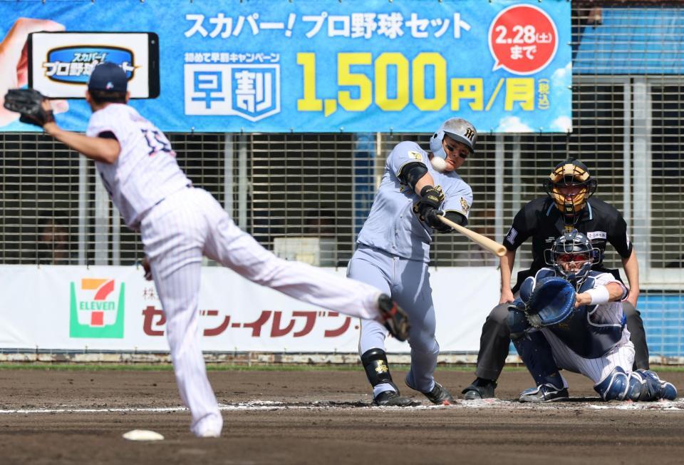 ２回、右越えに先制ソロを放つ前川（投手・奥川）＝撮影・山口登