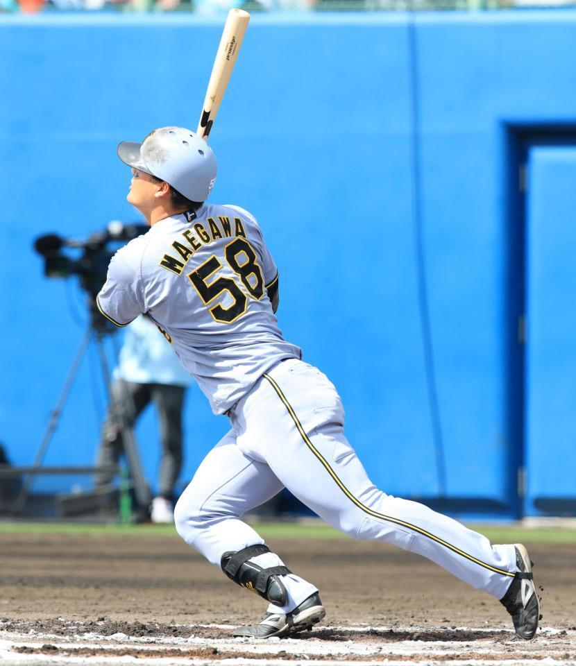 ２回、前川は右越えに本塁打を放つ（撮影・坂部計介）